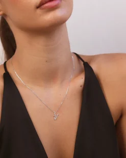 Collar Plata Letra V